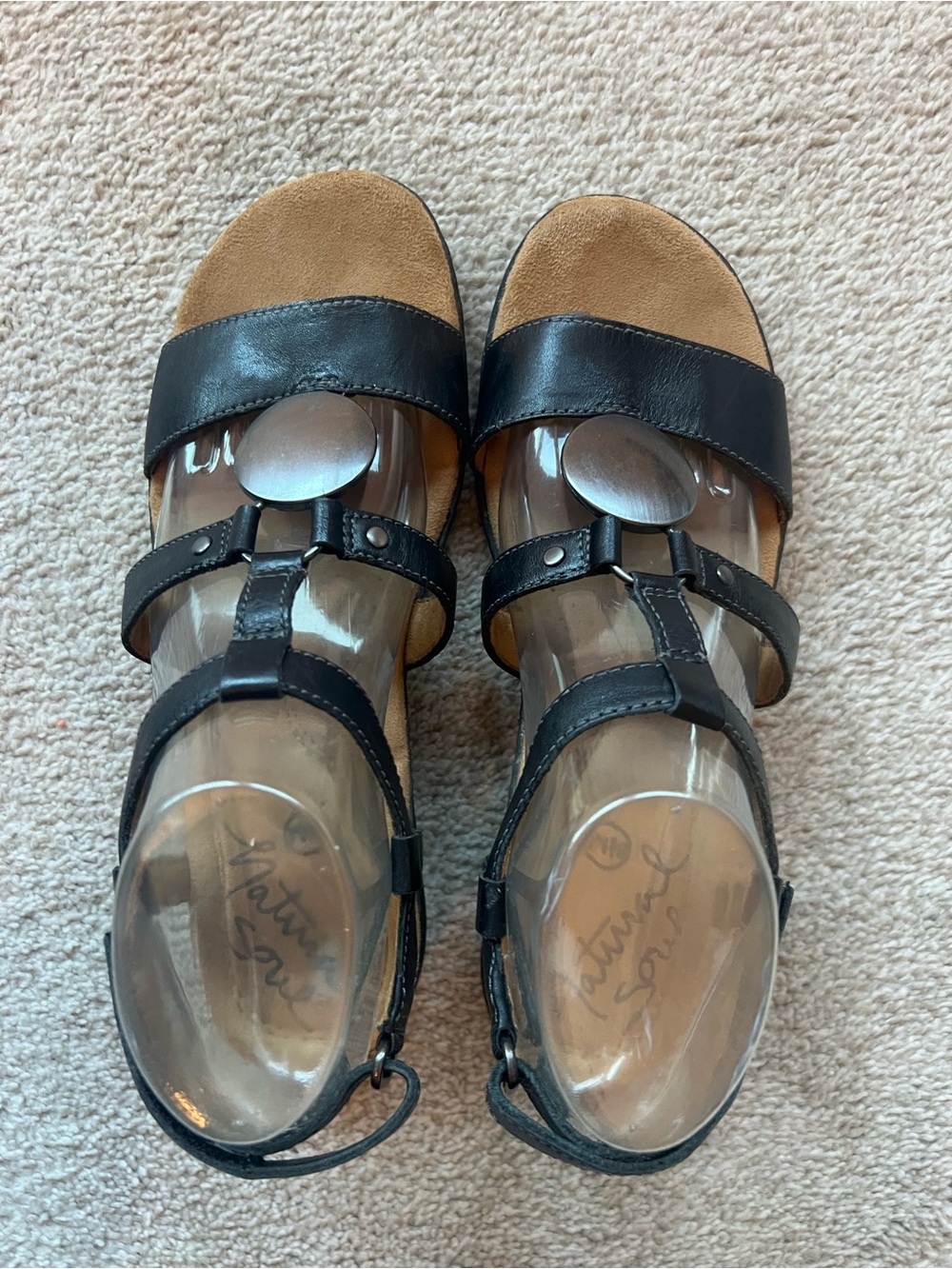 Natural Soul Black Leather T-Strap Women's Sandals 8.5 Silver Medallion - Picture 2 of 14